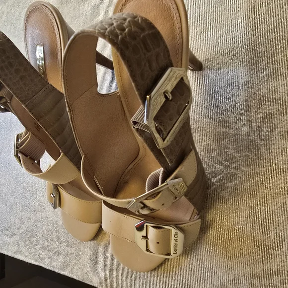 Louise et Cie Tan Cream Heels with Peep-Toe Design - Picture 5 of 6